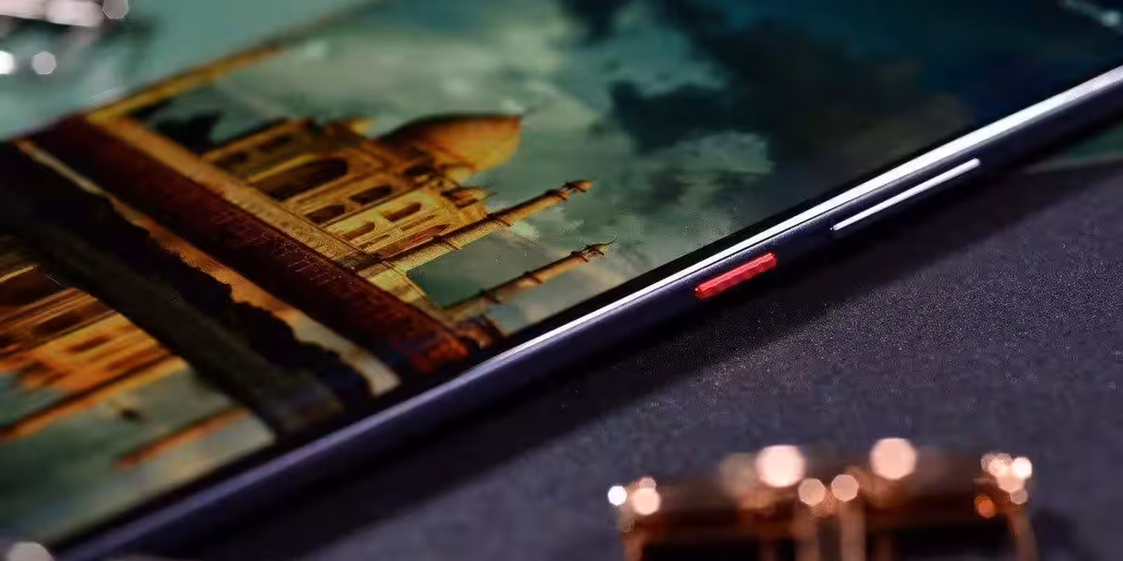 Смартфон ZTE Axon 11 на поверхности с фото и аксессуарами