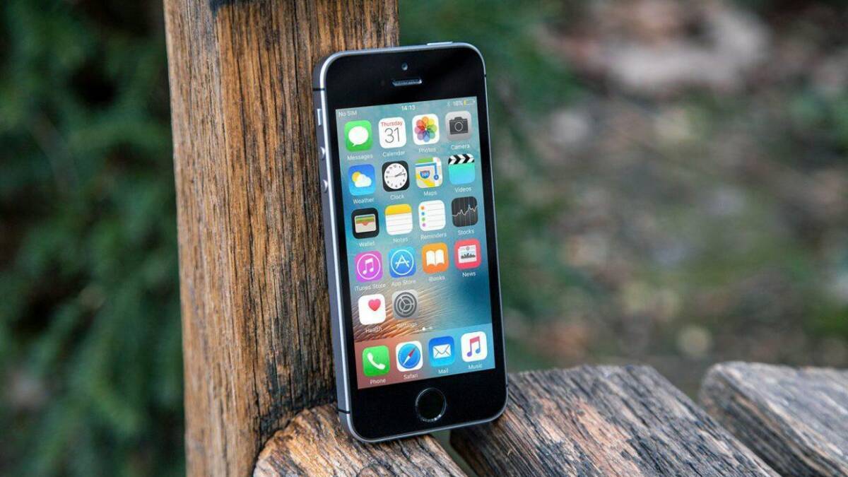 iPhone 12 будет похож на iPad и iPhone 5S 3 Айфон 12 на деревянной скамейке на улице фронтальный вид