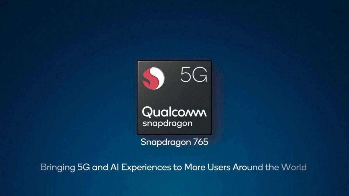 Логотип Qualcomm Snapdragon 765 и символ 5G на синем фоне