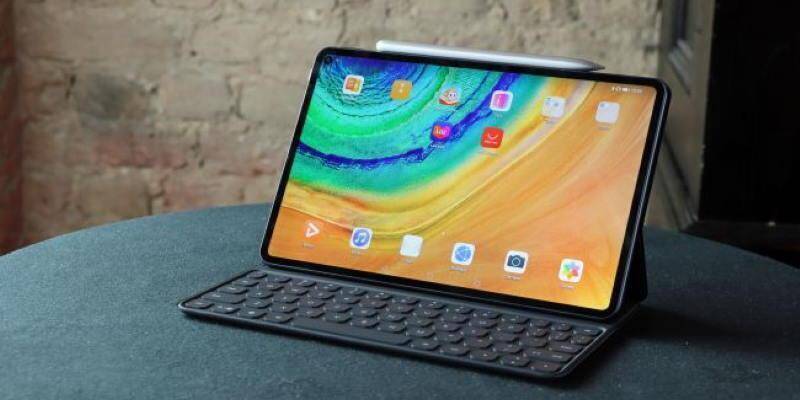 Планшет HUAWEI MatePad Pro с клавиатурой на столе