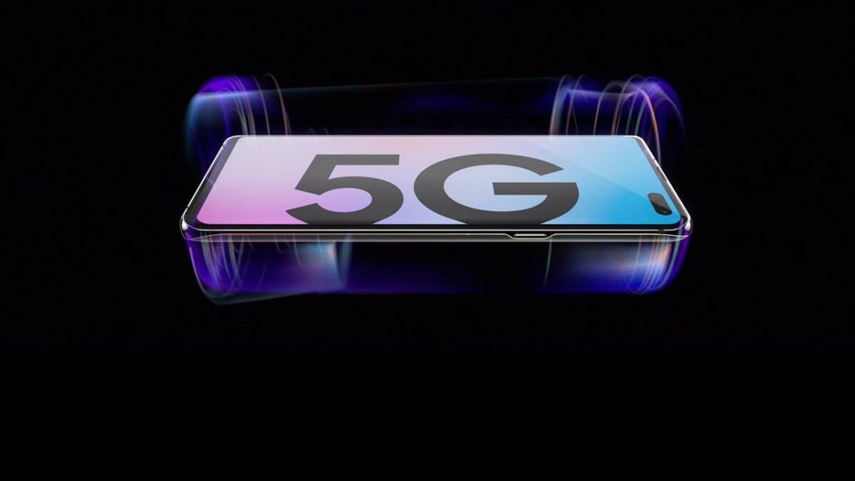 Смартфон с изображением 5G на дисплее с эффектом свечения
