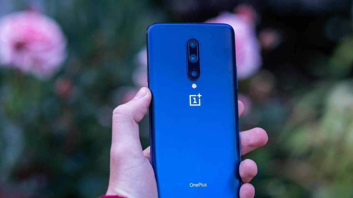 Синий смартфон OnePlus 8 с тройной камерой на задней панели