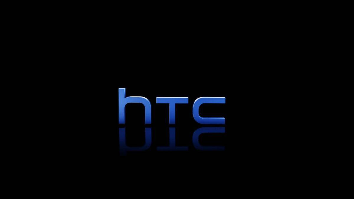 Логотип HTC Desire 20 Pro на черном фоне с отражением