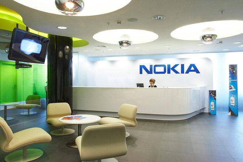 Интерьер офисного зала Nokia с стойкой и креслами