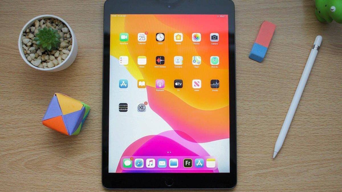Планшет iPad с ярким дисплеем и интерфейсом iOS