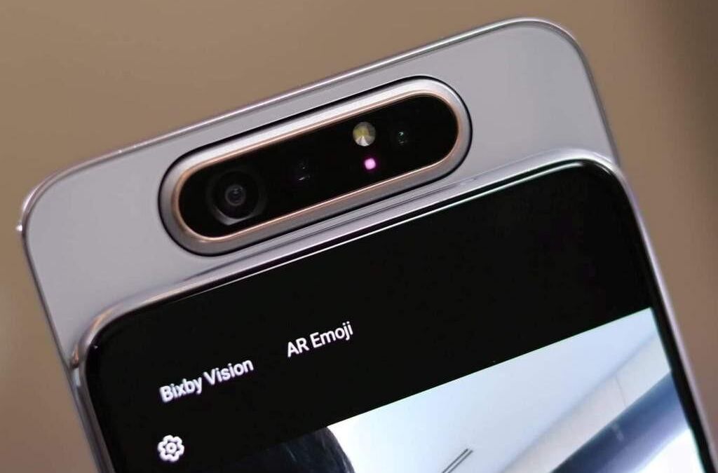 Боковой вид смартфона Samsung с выдвижной фронтальной камерой