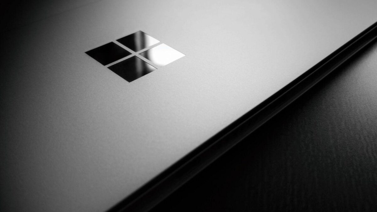 Microsoft запатентовала складное устройство с тремя экранами 2 1559130291 4268x2845 4541289 microsoft microsoft windows windows 10 wooden surface logo laptop scaled 1