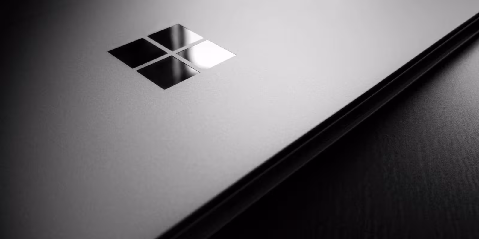 Microsoft запатентовала складное устройство с тремя экранами 2 1559130291 4268x2845 4541289 microsoft microsoft windows windows 10 wooden surface logo laptop scaled 1