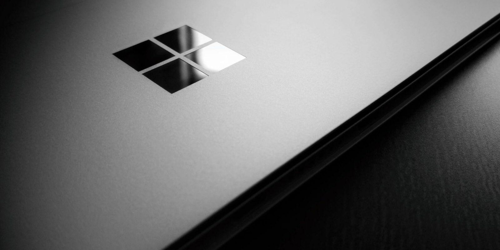 Microsoft запатентовала складное устройство с тремя экранами 2 1559130291 4268x2845 4541289 microsoft microsoft windows windows 10 wooden surface logo laptop scaled 1