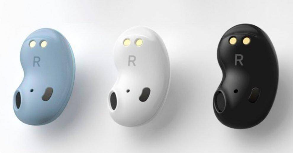 На изображении три наушника Galaxy Buds с разными цветами и зарядными контактами сбоку