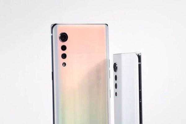 Смартфон Google Pixel с зеркальной задней панелью и тремя объективами камеры