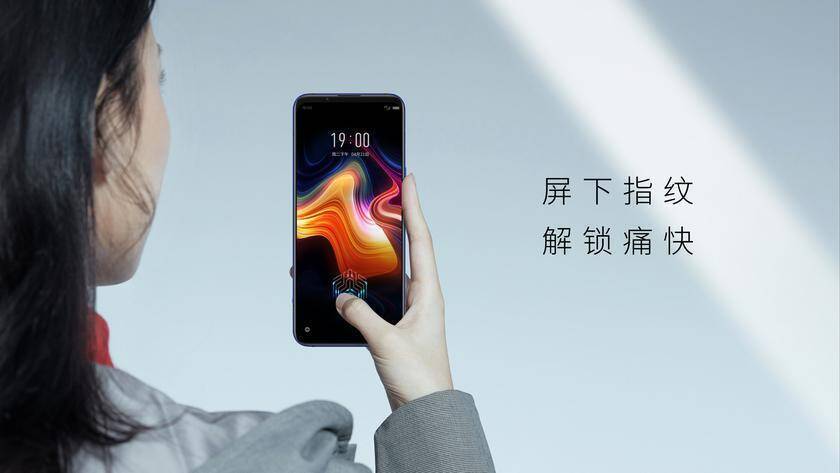 Женщина держит смартфон Nubia Play 5G с отпечатком пальца на дисплее