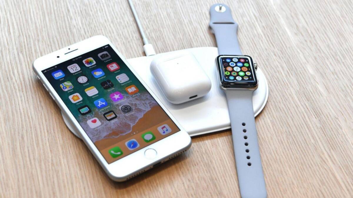 Слухи: Apple всё же сделает беспроводную зарядку AirPower 3 Айфон с дисплеем и беспроводной зарядкой AirPower на деревянном столе