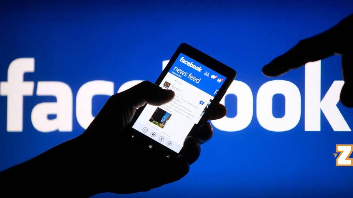 Facebook будет собирать геоданные пользователей для борьбы с коронавирусом 3 Рука держит смартфон с приложением Facebook* на экране
