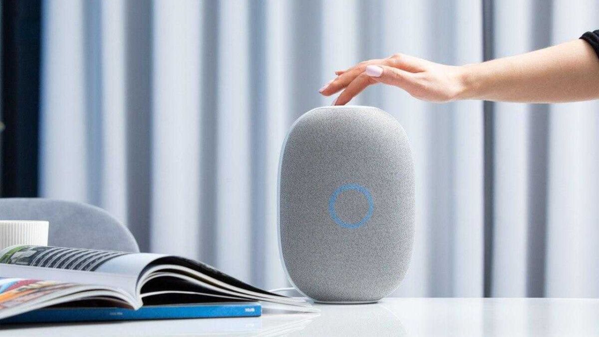 Умная колонка Капсула от Mail.ru Group на столе