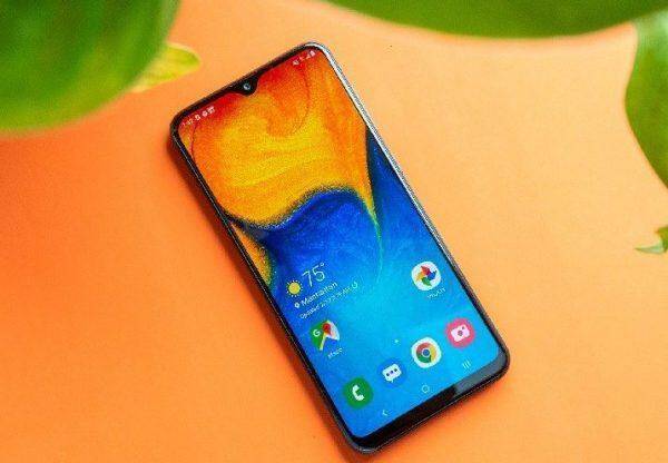 Samsung Galaxy A21S появился в списке FCC 4 Смартфон на ярком оранжевом фоне с приложениями