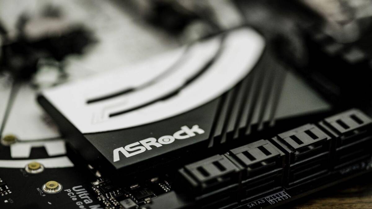 Видеокарта ASRock Radeon RX 5500 XT Challenger ITX 8G внутри компьютера