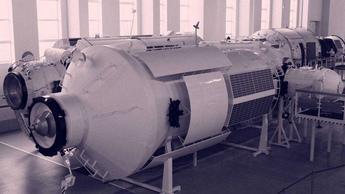 Космический модуль Наука внутри помещения крупный план