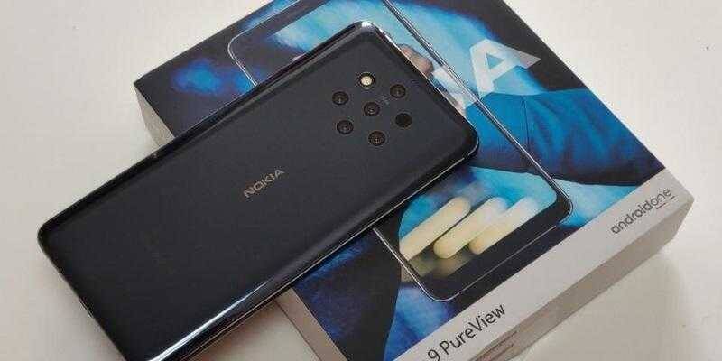 Черный смартфон Nokia 9 PureView на коробке устройства