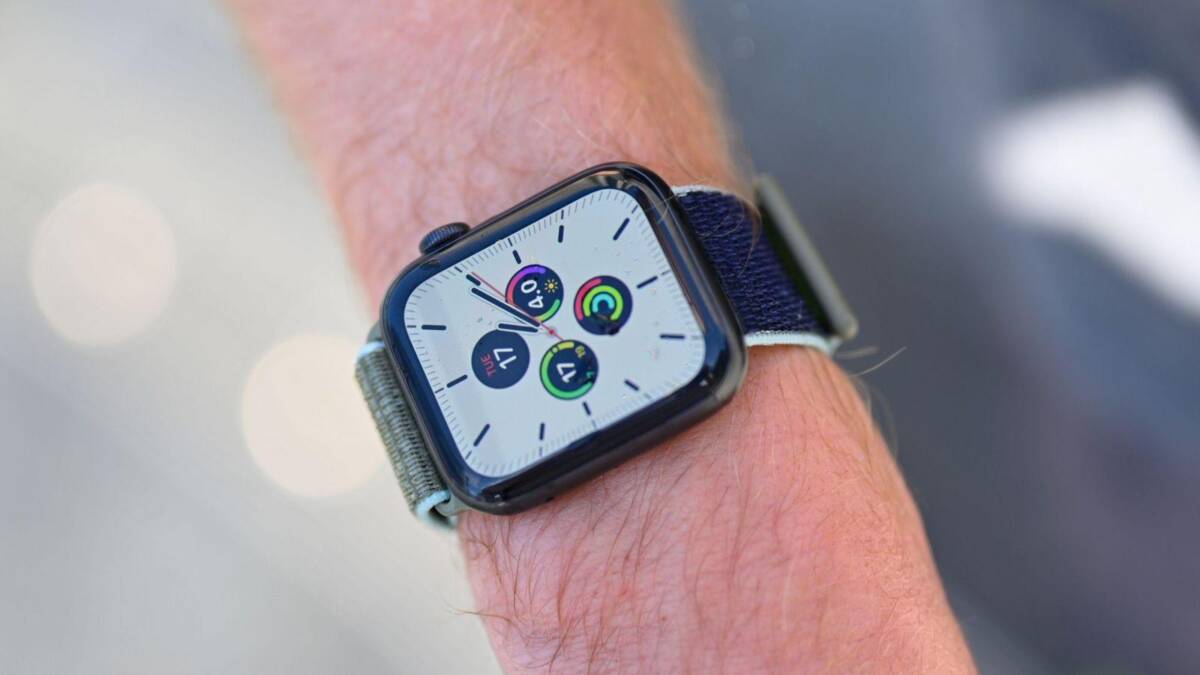 Умные часы Apple Watch на руке крупным планом