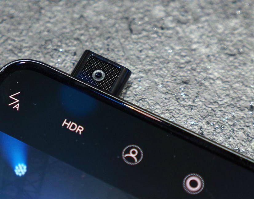 Смартфон Xiaomi с выпуклой фронтальной камерой на фронте