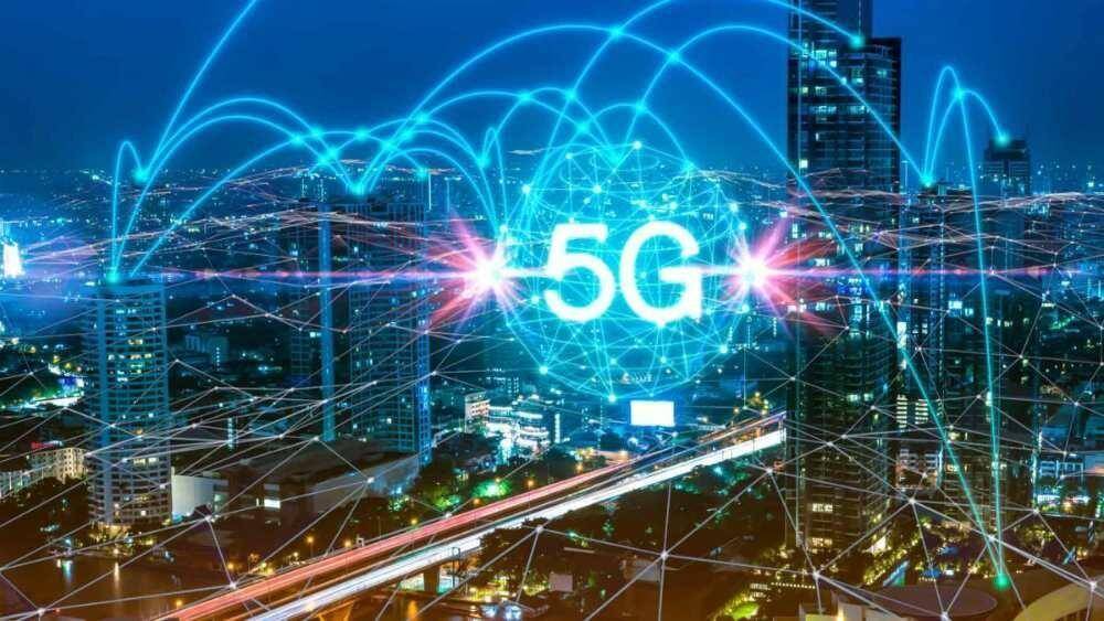 Графика сети 5G с голосовыми вызовами VoNR на фоне города