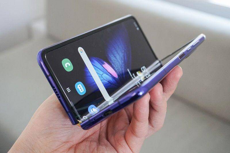 Складной смартфон Samsung в руке с раскрытым экраном