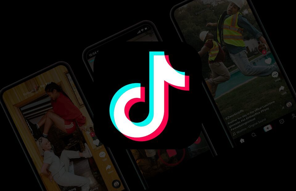 Логотип TikTok на фоне экранов смартфонов с видео