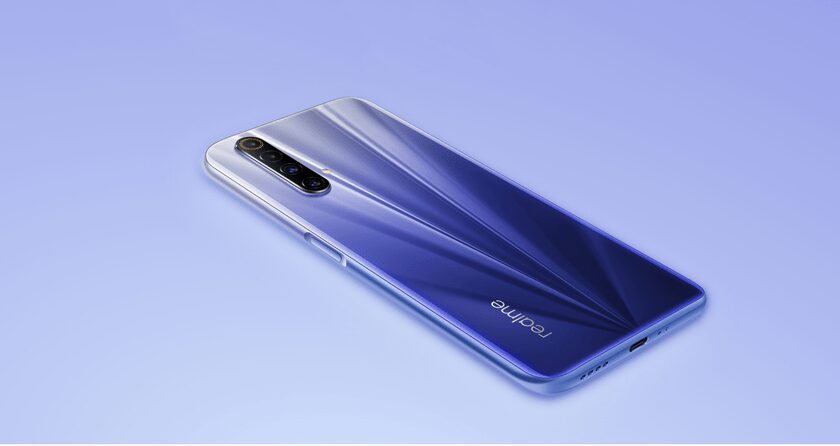 Смартфон Realme X50m 5G показывает заднюю панель с четырьмя камерами и ультратонким дизайном
