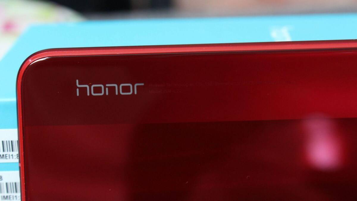 Красный смартфон Honor X10 с логотипом сверху