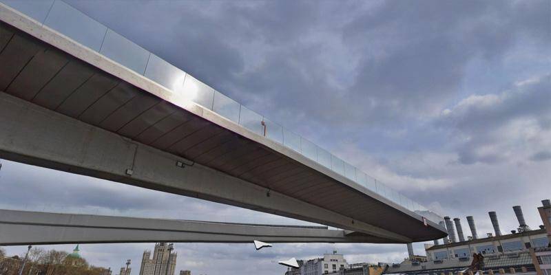 В Яндекс.Картах появились панорамы Москвы во время самоизоляции 6 Современный мост с металлическими перилами и стеклянной оградой на фоне облачного неба
