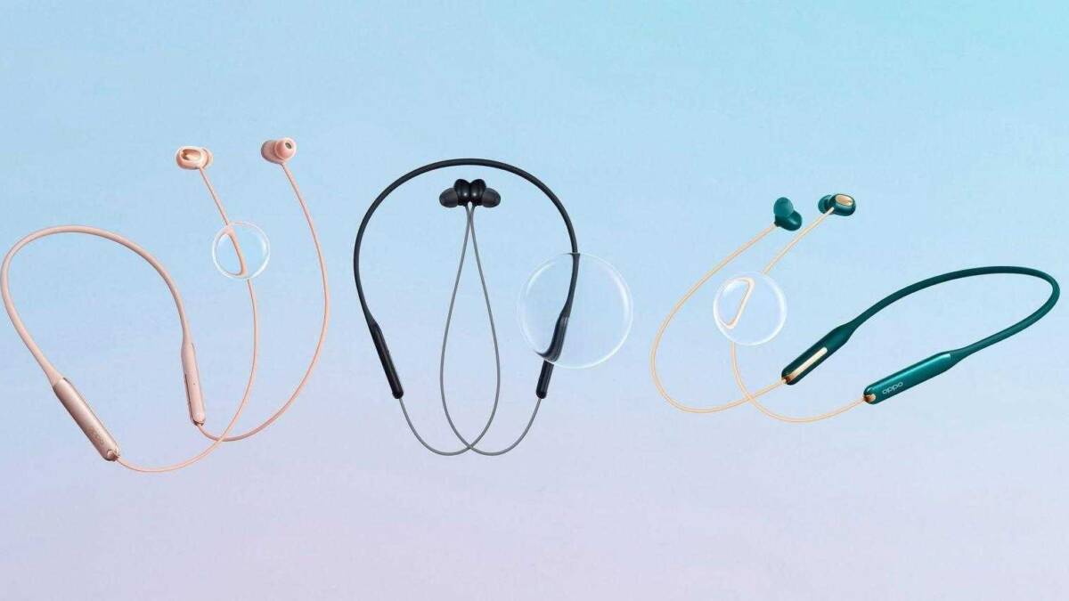 Наушники Oppo Enco M31 и W31 разложены на поверхности