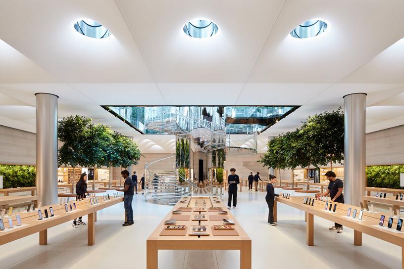 Продажи iPhone могут упасть на 36% во втором квартале 2020 года 5 apple store fifth avenue new york redesign interior 091919 big.jpg.large