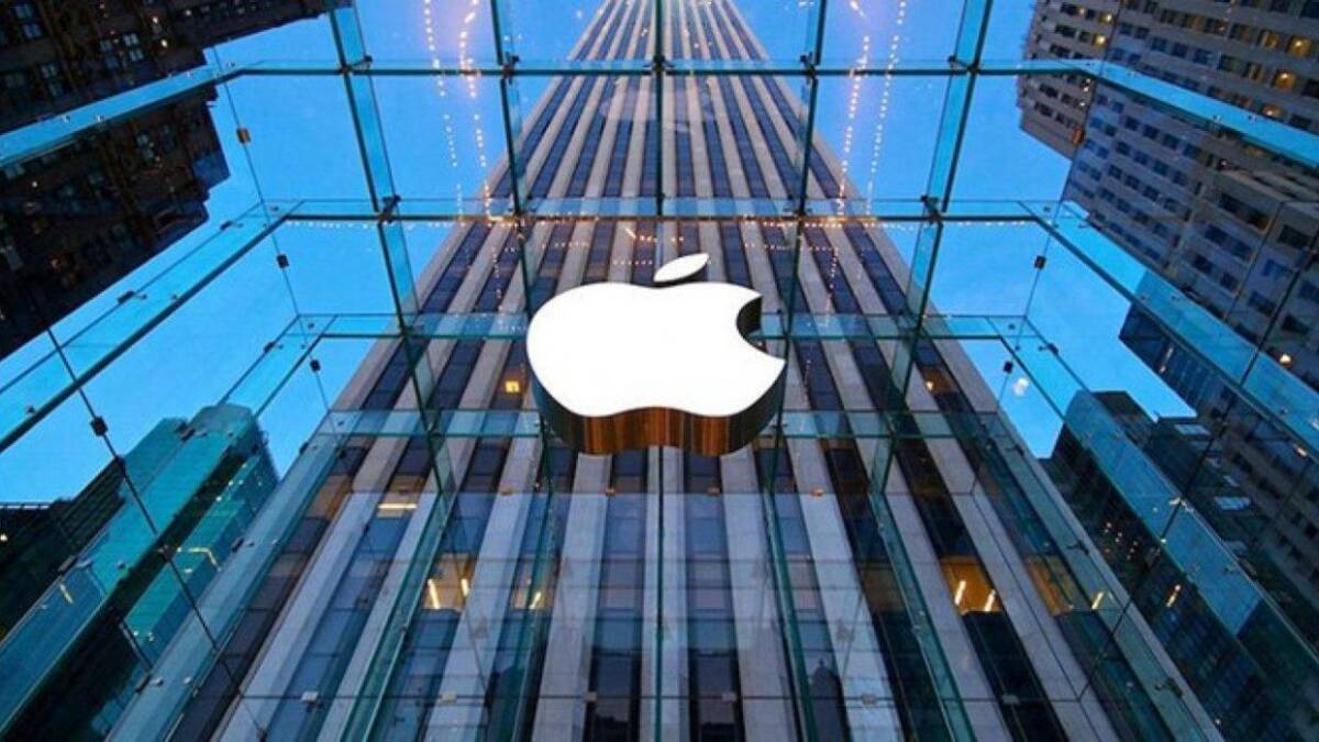 Фасад магазина Apple с логотипом на стеклянной стене