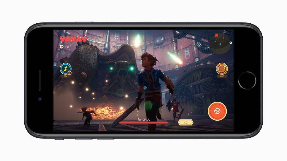 Смартфон iPhone SE в руках игрока во время игры на экране