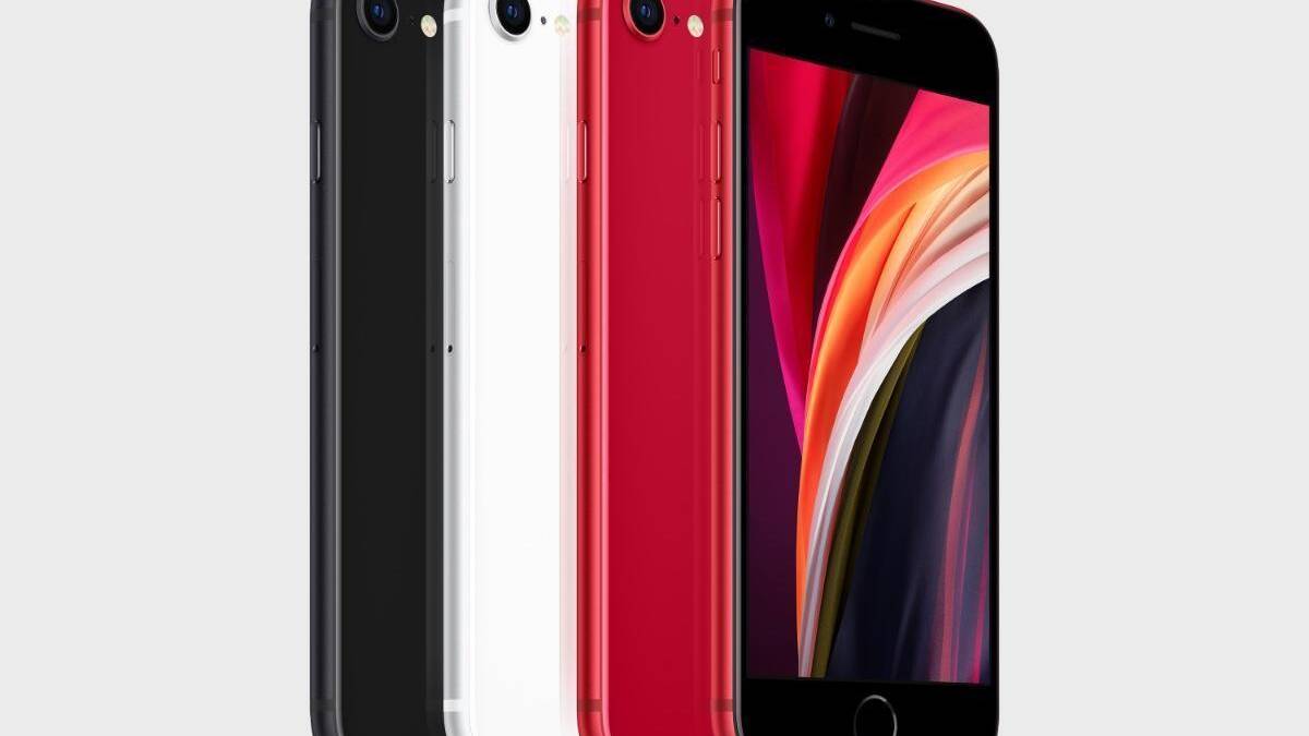 Apple наконец-то выпустила новый iPhone SE. Стоит от 40 000 рублей 5 Фиолетовый, черный, белый и красный iPhone SE 2022 спереди и сзади