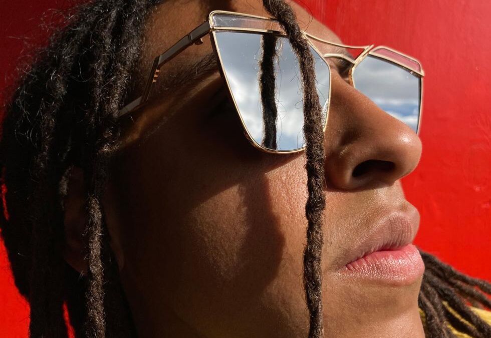 Близкий портрет человека в солнечных очках