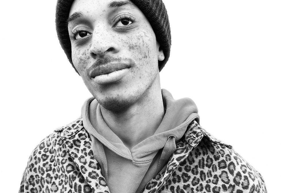 Портретная фотография человека в черно-белом стиле с кожей, свободной от макияжа