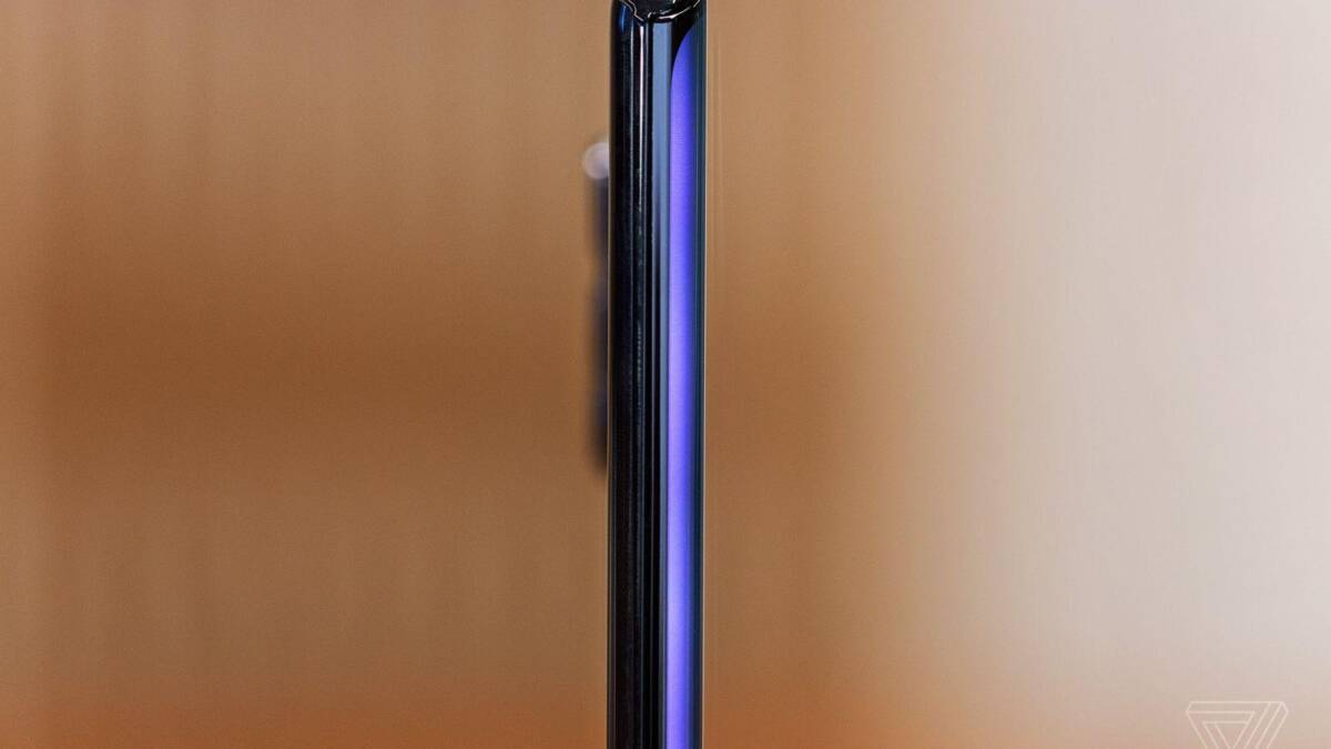 Вертикальный фасад смартфона Motorola Edge Plus с глянцевым корпусом