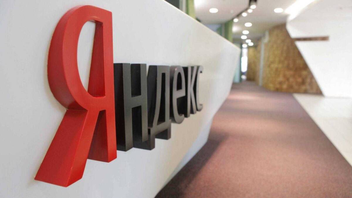 Буквы логотипа Яндекс.Карт на поверхности белой стойки