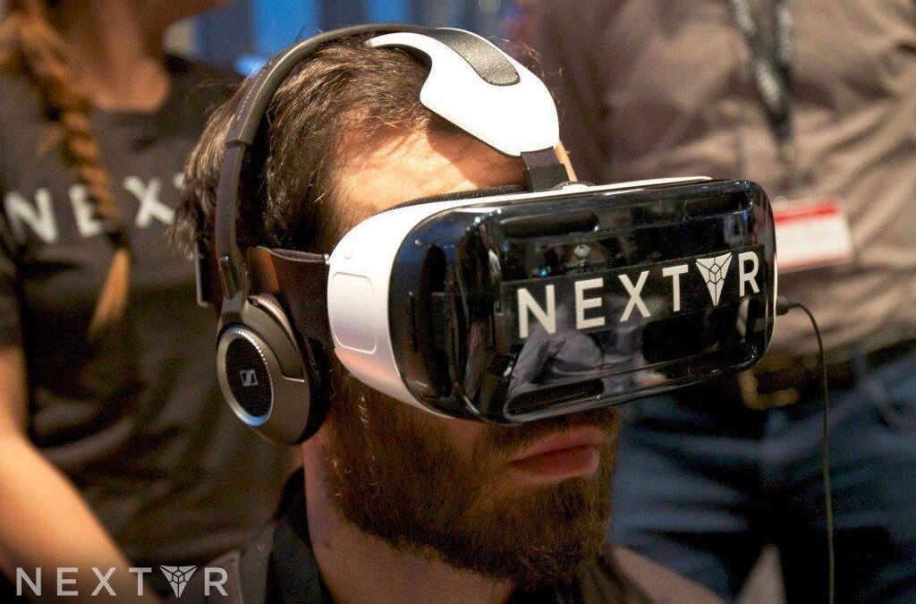 Человек с шлемом виртуальной реальности NextVR и наушниками на голове