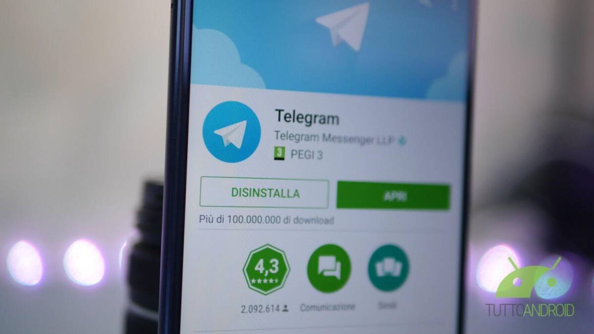 Экран смартфона с иконкой приложения Telegram и кнопками установки и удаления