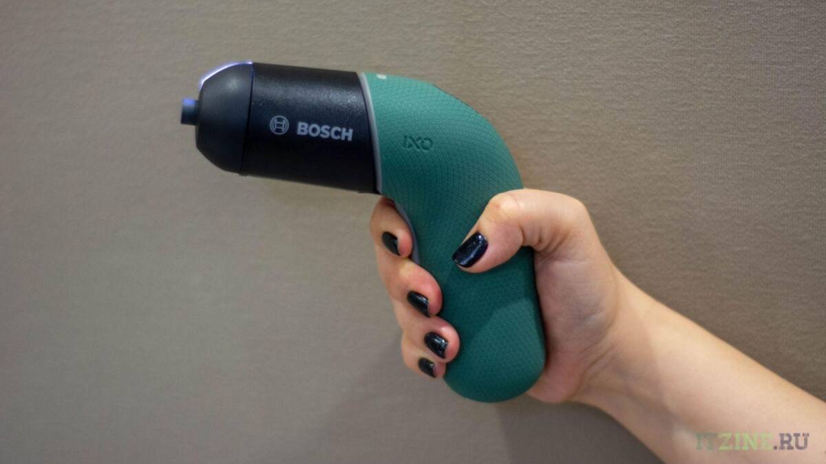 Рука держит электроотвертку Bosch для ремонта