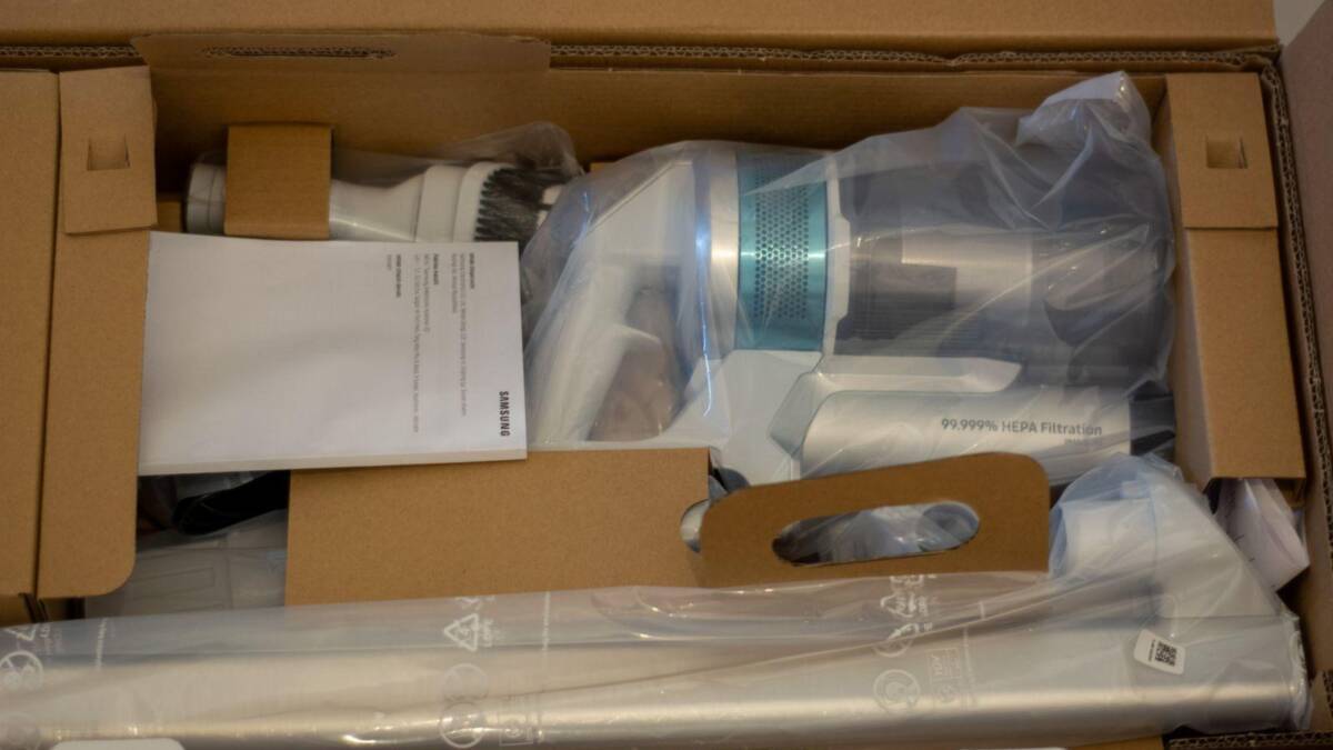 Распаковка набора компонентов Google Pixel Buds в коробке