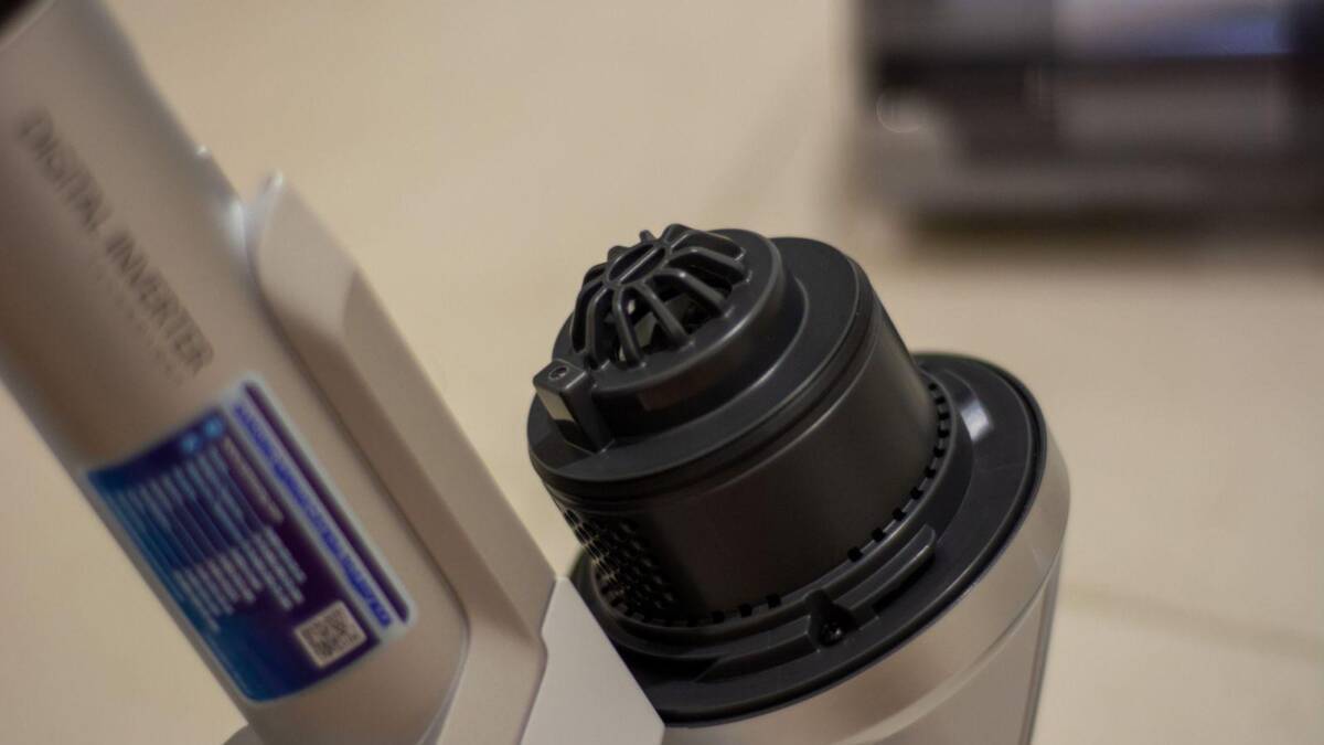 Внутренний компонент наушников Pixel Buds в корпусе