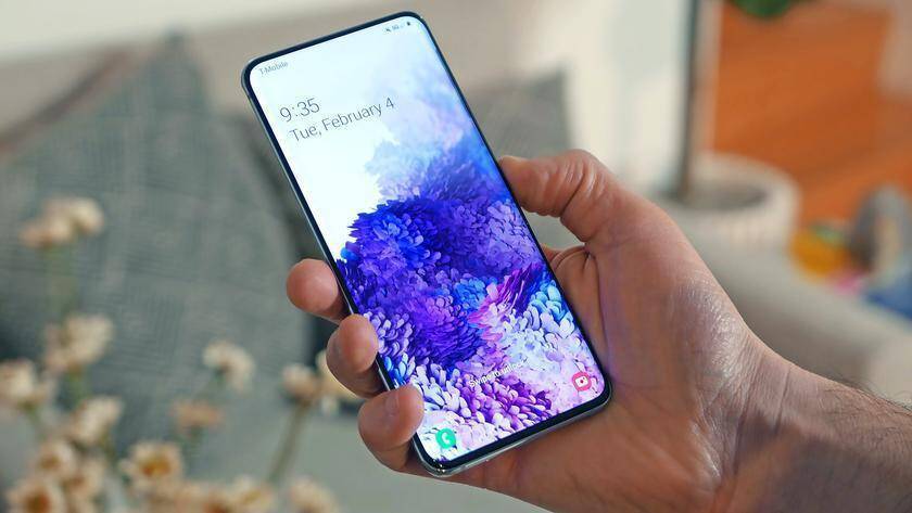 Экран iPhone 12 с изображением яркой цветовой анимации