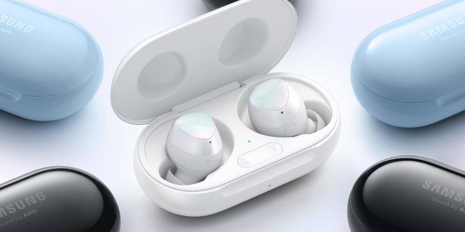 Samsung Galaxy Buds + получит новый вариант цвета 3 Беспроводные наушники Samsung с кейсом и индикатором зарядки