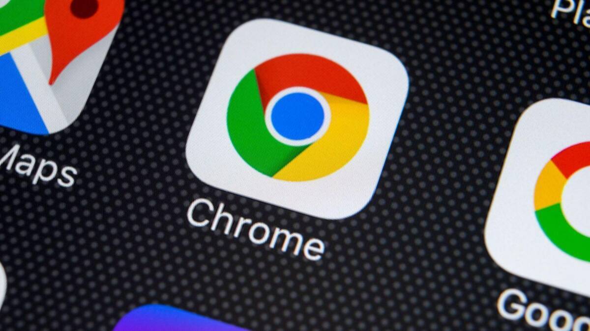 Иконка браузера Google Chrome на экране смартфона