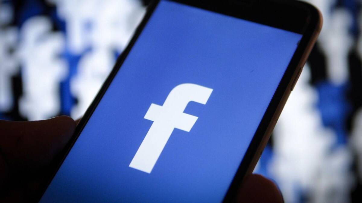 Экспонированный экран смартфона с логотипом Facebook