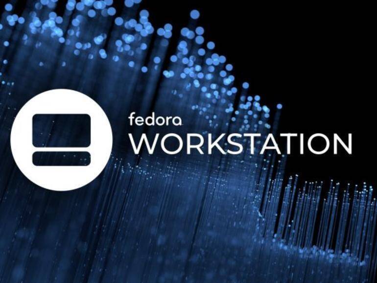 Логотип Fedora Workstation на фоновом изображении с синеватыми светящимися линиями